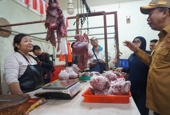 Jelang Lebaran, Sekda Kukar Tinjau Pasar dan Kendalikan Harga Sembako