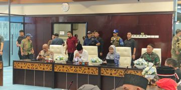Rudy Mas’ud Temui Demonstran, Aksi di Kantor Gubernur Kaltim Ditutup dengan Dialog